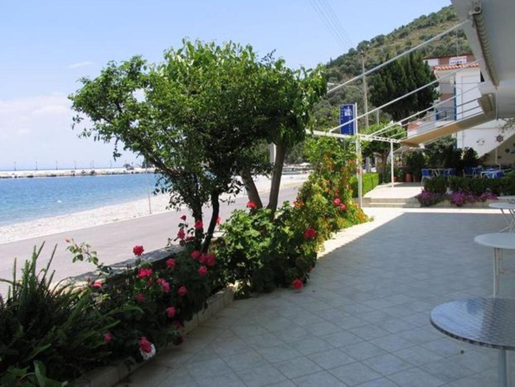Apollon Hotel Tirós Eksteriør billede